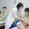 Khám chữa bệnh cho bệnh nhi. Ảnh minh họa, (Ảnh: Minh Quyết/TTXVN)
