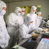 Các nhà khoa học nghiên cứu tại Trung tâm Nano và Năng lượng, trường Đại học Khoa học Tự nhiên, Đại học Quốc gia Hà Nội. (Ảnh: Giang Huy)