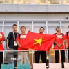 Các cổ động viên cổ vũ cho đội tuyển Việt Nam. (Ảnh: Bùi Hà/TTXVN)