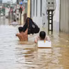 Nước sông Bùi dâng cao khiến nhiều hộ dân bị cô lập, đi lại khó khăn. (Ảnh: Hùng Mạnh/TTXVN)