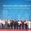 Phó Thủ tướng Nguyễn Chí Dũng cùng các lãnh đạo tỉnh Bắc Ninh chụp ảnh với đại diện các doanh nghiệp được trao chứng nhận, điều chỉnh đầu tư. (Ảnh: Thanh Thương/TTXVN)