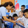 Tặng quà cho học sinh khuyết tật. (Ảnh minh họa. Nguồn: TTXVN)