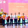Phó Bí thư Thường trực Thành ủy Nguyễn Đình Vĩnh (thứ tư, từ trái sang) và Chủ tịch UBND thành phố Nguyễn Mạnh Hùng (thứ năm, từ trái sang) tặng hoa chúc mừng các đồng chí được điều động, bổ nhiệm và giao quyền.