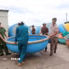 Hàng trăm phương tiện thuyền thúng được di dời lên bờ kè ứng phó với bão số 12. (Ảnh: Phạm Cường/TTXVN)