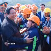 Thủ tướng Phạm Minh Chính động viên, chúc Tết công nhân thi công dự án đường cao tốc Đồng Đăng (Lạng Sơn)-Trà Lĩnh (Cao Bằng). (Ảnh: Dương Giang/TTXVN)