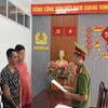 Cơ quan Cảnh sát điều tra, Công an tỉnh Kiên Giang tống đạt Quyết định khởi tố và Lệnh bắt bị can đối với đối tượng Nguyễn Vũ Bằng. (Ảnh: TTXVN phát)