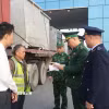 Hải quan Cửa khẩu Móng Cái làm thủ tục thông quan lô hàng nhập khẩu đầu năm 2026. (Ảnh: TTXVN phát)