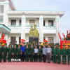 Khánh thành Tượng đài 'Bác Hồ với chiến sỹ Biên phòng' tại Hải đội 2 Bộ đội Biên phòng Cà Mau. (Ảnh: TTXVN phát)