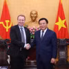 Ông Nguyễn Xuân Thắng và ông Michael Aastrup Jensen, Chủ tịch Đảng Tự do, Chủ nhiệm Ủy ban Chính sách Đối ngoại, Quốc hội Đan Mạch. (Ảnh: Văn Điệp/TTXVN)