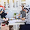 Các hộ dân xã Phước Hậu (tỉnh Khánh Hòa) có nhà bị ngập trong đợt lũ vừa qua được hỗ trợ 1 triệu đồng mỗi người. (Ảnh: Nguyễn Thành/TTXVN)