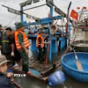Bộ đội Biên phòng Cửa khẩu cảng Nghi Sơn cùng lực lượng chức năng, Tổ đoàn kết trên biển cùng chủ tàu và các ngư dân trong khu vực hỗ trợ trục vớt tài sản, đồng thời lai dắt phương tiện vào gần bờ để xử lý và khắc phục hậu quả. (Ảnh: TTXVN phát)