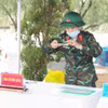 Thiếu tá quân nhân chuyên nghiệp Nguyễn Thị Thanh Thủy thực hiện nhiệm vụ số hóa hồ sơ tại Nghĩa trang Liệt sỹ Hàm Rồng. (Ảnh: TTXVN phát)