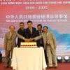 Các đại biểu thực hiện nghi thức cắt bánh mừng 76 năm ngày Quốc khánh Trung Quốc. (Ảnh: Quốc Dũng/TTXVN)