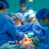 Các bác sỹ Bệnh viện Đại học Y dược Thành phố Hồ Chí Minh thực hiện ghép tim cho người bệnh. (Ảnh: TTXVN phát)
