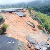 Vị trí sạt lở gần Cửa khẩu quốc tế Cha Lo dài 100m bờ kè dọc sông, suối bị sụt lún, sạt lở. (Ảnh: Tá Chuyên/TTXVN)