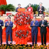 Chủ tịch Quốc hội Trần Thanh Mẫn tặng hoa chúc mừng Đại hội Đại biểu Đảng bộ tỉnh Khánh Hòa lần thứ nhất. (Ảnh: Doãn Tấn/TTXVN)