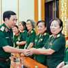 Bộ trưởng Bộ Quốc phòng ân cần hỏi thăm các nữ lái xe Trường Sơn. (Nguồn: Quân đội Nhân dân)