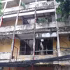 Một số đoạn lan can chung cư Vĩnh Hội (phường Vĩnh Hội) đã không còn nên được rào chắn tạm thời để phòng tránh nguy hiểm. (Ảnh: Thanh Vũ/TTXVN)