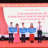 Thứ trưởng Bộ Giáo dục và Đào tạo Đoàn Trung Kiên và ông Phạm Vĩnh Thái, thành viên Hội đồng thành viên-Tổng Biên tập Nhà xuất bản Giáo dục Việt Nam trao biển tặng sách cho đại diện Ban Giám hiệu các trường Phổ thông nội trú Tiểu học và Trung học cơ sở. (Nguồn: Nhà xuất bản Giáo dục Việt Nam)