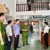 Cơ quan cảnh sát điều tra thi hành lệnh khám xét khẩn cấp nơi ở và nơi làm việc của Nguyễn Thị Thanh Huyền, Giám đốc Công ty TNHH Thương mại và Dịch vụ Sông Lam. (Nguồn: Công an tỉnh Phú Thọ)