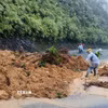Khắc phục sự cố sạt lở trên Quốc lộ 49, thành phố Huế. (Ảnh: TTXVN phát)