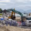 Nhộn nhịp công trường thi công kè chống xói lở bờ biển Hội An trong kỳ nghỉ lễ
