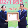 Thủ tướng Phạm Minh Chính trao tặng Huân chương Lao động hạng Ba cho Phó Giáo sư-Tiến sỹ Đào Xuân Cơ, Giám đốc Bệnh viện Bạch Mai. (Ảnh: Dương Giang/TTXVN)