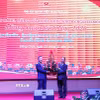 Đại tướng Vilay Lakhamphong, Ủy viên Bộ Chính trị, Thường trực Ban Bí thư, Phó Thủ tướng Chính phủ Lào, tặng hoa chúc mừng Tết cổ truyền Xuân Bính Ngọ của Việt Nam. (Ảnh: Xuân Tú/TTXVN)