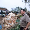 Thủ tướng Phạm Minh Chính thăm nhà người dân bị sập hoàn toàn do mưa lũ tại thôn Phú Hữu, xã Hòa Thịnh, tỉnh Đắk Lắk. (Ảnh: Dương Giang/TTXVN)