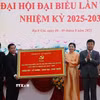 Bí thư Tỉnh ủy An Giang Nguyễn Tiến Hải (bên phải) tặng bức trướng chúc mừng đại hội. (Ảnh: Lê Huy Hải/TTXVN)