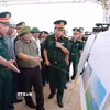Thủ tướng Phạm Minh Chính kiểm tra tiến độ thi công cầu Phong Châu mới trên Quốc lộ 32C, tỉnh Phú Thọ. (Ảnh: Dương Giang/TTXVN)