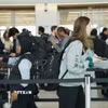 Hành khách xếp hàng qua cửa an ninh tại sân bay LaGuardia ở New York, Mỹ ngày 13/3/2026. (Nguồn: THX/TTXVN)