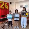 Em François Phạm, 8 tuổi (bên trái), cùng các thí sinh giới thiệu những tác phẩm tham dự cuộc thi vẽ tranh về Mặt Trăng. Bức tranh của François Phạm, khắc họa con tàu Việt Nam tuần tra trong đêm trăng rằm, đã giành giải Nhất nhờ thông điệp hướng về Trường Sa và những người lính đang ngày đêm gìn giữ biển, đảo quê hương. (Ảnh: Trần Đức Hùng/TTXVN)