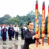Bí thư Thành ủy Thành phố Hồ Chí Minh Trần Lưu Quang dâng hương tại Nghĩa trang Thành phố Hồ Chí Minh (Lạc Cảnh). (Ảnh: Thanh Vũ/TTXVN)