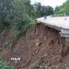 Sạt lở phía taluy âm trên tuyến đường Hồ Chí Minh qua xã Khâm Đức, thành phố Đà Nẵng. (Ảnh: Đỗ Trưởng/TTXVN)