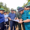 Phó Thủ tướng Trần Hồng Hà kiểm tra, chỉ đạo khắc phục sạt lở Km15+900. (Ảnh: Phạm Cường/TTXVN)