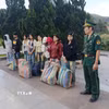 Cơ quan chức năng đã xử phạt vi phạm hành chính đối với các công dân Lào về hành vi “qua lại biên giới quốc gia mà không làm thủ tục xuất nhập cảnh,” áp dụng hình thức trục xuất và trao trả về nước theo quy định pháp luật. (Ảnh: TTXVN phát)