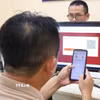 Người dân thực hiện thủ tục hành chính tại Nhà văn hóa số tổ dân phố Cự Lại, phường Thuận An, thành phố Huế. (Ảnh: Văn Dũng/TTXVN)