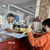 Người dân thực hiện giao dịch tại Thuế Thành phố Hồ Chí Minh. (Ảnh: Hứa Chung/TTXVN)