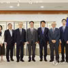 Thủ tướng Hàn Quốc Kim Min Seok chụp ảnh với phái đoàn Nhật Bản. (Nguồn: Yonhap)