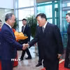 Chủ nhiệm Văn phòng Chủ tịch nước Lê Khánh Hải đón Nhà vua Vương quốc Thái Lan Maha Vajiralongkorn Phra Vajiraklaochaoyuhua và Hoàng hậu tại sân bay quốc tế Nội Bài, Hà Nội. (Ảnh: Văn Điệp/TTXVN)