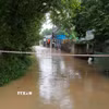 Lực lượng chức năng phường Phước Tân, thành phố Đồng Nai căng dây cảnh báo tại các khu vực ngập để hạn chế người và phương tiện qua lại vào ngày 10/9. (Ảnh: Lê Xuân/TTXVN)