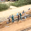 Các công nhân thi công dự án Trường Phổ thông nội trú liên cấp Tiểu học và Trung học cơ sở xã La Êê (thành phố Đà Nẵng). (Ảnh: Khoa Chương/TTXVN)