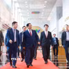 Thủ tướng Phạm Minh Chính tham quan cơ sở hạ tầng số của Đài truyền hình Việt Nam. (Ảnh: Dương Giang/TTXVN)