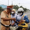 Lực lượng chức năng tuần tra kiểm soát giao thông kết hợp với tuyên truyền nhắc nhở học sinh tham gia giao thông đảm bảo các quy định của pháp luật. (Ảnh: Tuấn Anh/TTXVN)