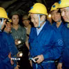 Chủ tịch nước Trần Đức Lương gặp gỡ công nhân Công ty Than Khe Chàm đang khai thác than trong hầm lò (2002). (Ảnh: Trọng Nghiệp/TTXVN)