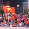 Người hâm mộ với cờ đỏ sao vàng, trống và kèn tập trung tại phố đi bộ Nguyễn Huệ, sẵn sàng tiếp lửa cho đội tuyển Việt Nam trong trận chung kết lượt đi ASEAN Hyundai Cup 2026 gặp Thái Lan. (Ảnh: Trung Tuyến/TTXVN)