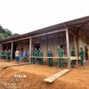 Di chuyển 4 ngôi nhà ở của đồng bào khu vực có nguy cơ sạt lở núi tại thôn Da'ding, xã Hùng Sơn, thành phố Đà Nẵng đến nơi an toàn. (Ảnh: Hoàng Sơn/TTXVN phát)