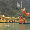 Nghi thức rước thuyền rồng độc đáo trên sông tại lễ hội. (Ảnh: Đức Phương/TTXVN)