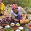 Nước “chè đâm” được giã nhuyễn bằng ống mét già rồi đổ ra bát sứ trước khi thưởng thức. (Ảnh: TTXVN phát)
